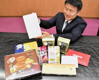 「金のユーグレナ」のサプリメントや採用された菓子を紹介する藻類事業推進室の丸井純平室長＝神戸市西区室谷１、神鋼環境ソリューション技術研究所