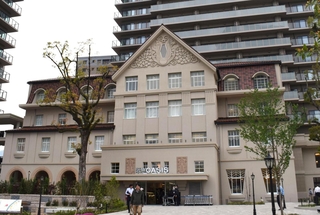 旧宝塚ホテルのデザインを継承した商業施設の１階に入る「阪急オアシス宝塚南口店」＝宝塚市梅野町