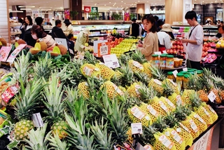 「シーア」食料品売り場のフルーツコーナー＝神戸市東灘区住吉本町１
