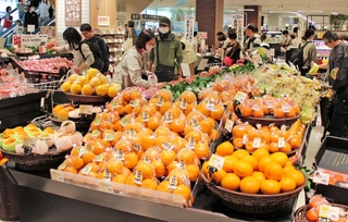「シーア」食料品売り場のフルーツコーナー＝神戸市東灘区住吉本町１