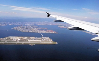 空から見た神戸空港＝２０２０年、筆者撮影