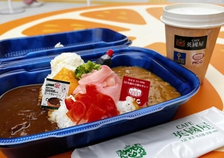 エム・シーシー食品が万博会場で提供する「５５年前の万博カレー」と「１００時間かけたビーフカレー」のセット商品（同社提供）