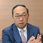 社長就任の経緯や組織改革の取り組みなどについて話す三菱電機の漆間啓社長＝大阪市北区（撮影・風斗雅博）