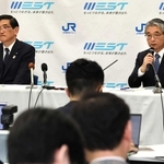 ＪＲ西日本次期社長に内定し、会見する倉坂昇治副社長（右）。左は会長となる長谷川一明社長＝２６日午後、大阪市北区芝田２、ＪＲ西日本本社（撮影・笠原次郎）