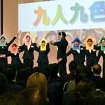 個性を表す「矢印」を身に着け、誓いを述べる新入社員＝神戸市中央区新港町、フェリシモ（撮影・広岡磨璃）