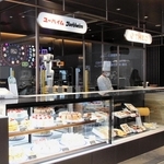 ジーライオンアリーナ神戸に出店した「ユーハイム本店別館　ＴＯＴＴＥＩ　ＫＯＢＥ」の店内＝神戸市中央区新港町