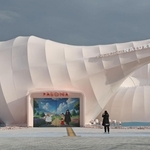 パソナグループのパビリオン「パソナネイチャーバース」。建物の先端には、淡路島の方向を指さす鉄腕アトムの姿も＝２日午後、大阪・夢洲（撮影・丸山桃奈）