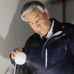 噴射口から出る霧を見つめる麻川博良社長。長年の研究開発でこだわってきたのは、液体の粒の小ささ「粒子径」という＝丹波市柏原町柏原