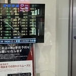 株の値動きを示す証券会社の株価ボード。大幅な下落に通行人が次々と足を止めた＝７日午前、神戸市中央区三宮町１