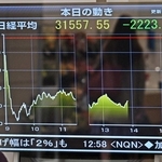 株価の下落を示すグラフが表示されたモニター＝７日午後、神戸市中央区、三宮センター街（撮影・斎藤雅志）