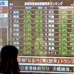 株価の下落を示す数字が表示されたモニター＝７日午後、神戸市中央区、三宮センター街（撮影・斎藤雅志）