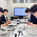 気になった記事について考察を発表し合う新入社員ら＝神戸市中央区栄町通４、和田興産本社