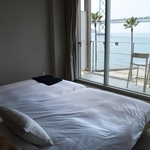 海に向かってベッドを配置した新客室＝神戸市垂水区海岸通、ホテルセトレ神戸・舞子