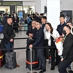 旅客らでにぎわう第２ターミナルのロビー＝１８日午前、神戸市中央区、神戸空港（撮影・風斗雅博）