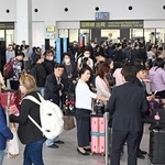 旅客らでにぎわう第２ターミナルのロビー＝１８日午前、神戸市中央区、神戸空港（撮影・風斗雅博）