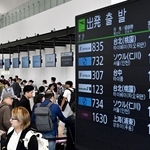 旅客らでにぎわう第２ターミナルのロビー＝１８日午前、神戸市中央区、神戸空港（撮影・風斗雅博）
