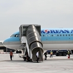 神戸空港に到着した大韓航空とスターラックスの機体＝１８日午前、神戸市中央区（撮影・風斗雅博）