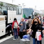 国際チャーター便で神戸に到着し、観光バスに向かう旅客ら＝１８日午前、神戸空港（撮影・大島光貴）