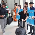 神戸空港に到着し、笑顔を見せる乗客ら＝18日午前、神戸市中央区（撮影・丸山桃奈）