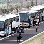 韓国や台湾からの到着客を迎えるため、第２ターミナル前に並んだ観光バス＝18日午前、神戸市中央区、神戸空港（撮影・丸山桃奈）
