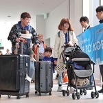 神戸空港に到着し、笑顔を見せる乗客ら＝18日午前、神戸市中央区、神戸空港（撮影・丸山桃奈）