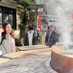 大韓航空主催の視察旅行で、有馬温泉の天神泉源を訪れる韓国の旅行会社幹部ら＝神戸市北区有馬町