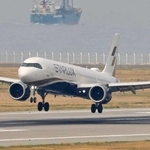 神戸空港の国際チャーター便の初便として、着陸するスターラックス航空の機体＝１８日午前、神戸市中央区（撮影・笠原次郎）