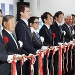 国際チャーター便の就航をテープカットで祝う関係者ら＝１８日午前、神戸市中央区、神戸空港第２ターミナル（撮影・笠原次郎）
