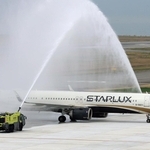 歓迎放水を受ける国際チャーター便のスターラックス航空＝１８日午前、神戸市中央区、神戸空港（撮影・笠原次郎）