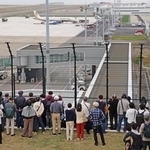 国際チャーター便を見ようと集まった人たち＝１８日午前、神戸市中央区、神戸空港（撮影・笠原次郎）