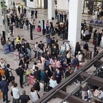 乗客で混雑する神戸空港第２ターミナル＝１８日午前、神戸市中央区（撮影・笠原次郎）