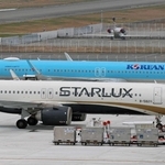 神戸空港に就航したスターラックス航空（手前）と大韓航空の機体。左奥はスカイマーク機＝１８日午前、神戸市中央区（撮影・笠原次郎）
