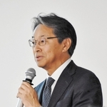 神姫バスの事業多角化の歩みなどについて話す長尾真社長＝神戸市中央区中町通２