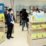 神戸空港第２ターミナルビル開業日の免税店。櫻正宗のブースが設けられたほか、神戸の日本酒や菓子などが販売された＝１８日、神戸市中央区