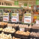 値札やバナーで安値を訴求する「関西スーパーデイリーマート市岡店」＝大阪市港区