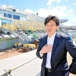 新たなバーベキュー施設をオープンさせるトッテイパークの建物を背に事業展望を語る成田收彌（あつや）社長＝神戸市中央区新港町