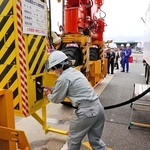 水素ステーションからＲＴＧに水素を充塡するスタッフ＝神戸市中央区港島９