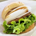 今年で販売１０年目となるモスバーガーの「淡路島産たまねぎバーガー　しょうゆ仕立て」＝神戸市中央区港島中町６、神戸商工会議所