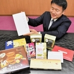 「金のユーグレナ」のサプリメントや採用された菓子を紹介する藻類事業推進室の丸井純平室長＝神戸市西区室谷１、神鋼環境ソリューション技術研究所
