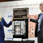 マイルストーン賞の贈呈式で、初代の魚群探知機とともに記念撮影に臨んだ古野電気の古野幸男社長（右）とＩＥＥＥのキャサリン・クレイマー会長＝西宮市芦原町