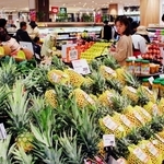 「シーア」食料品売り場のフルーツコーナー＝神戸市東灘区住吉本町１