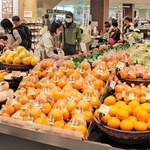 「シーア」食料品売り場のフルーツコーナー＝神戸市東灘区住吉本町１