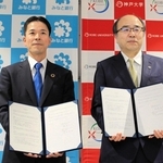 包括連携協定を結んだみなと銀行の持丸秀樹社長（左）と、神戸大の藤沢正人学長＝神戸市灘区六甲台町、神戸大