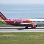 神戸空港に初めて降り立ったベトジェットエアのチャーター便＝30日午後、神戸市中央区（撮影・石川翠）