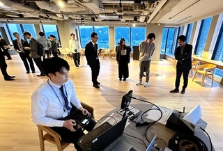 交流会で注目を集めた小型ドローンのデモンストレーション飛行＝神戸市中央区加納町４、アンカー神戸