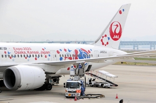 国産の航空機用再生燃料（ＳＡＦ）が供給される日本航空の機体＝関西空港