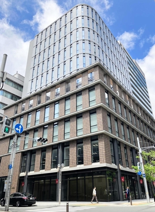 神戸銀行協会ビル跡地に完成した「神戸旧居留地９１番館」＝２日午後、神戸市中央区江戸町