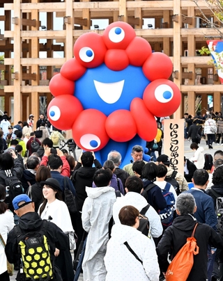 大阪・関西万博の会場で、大勢の来場者に囲まれるミャクミャクの像＝大阪市此花区の夢洲（撮影・風斗雅博）