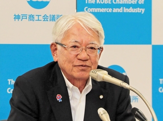 定例会見に臨む川崎博也会頭（中央）ら＝神戸市中央区港島中町６、神戸商工会議所（撮影・谷口夏乃）