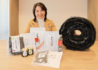 「ミシュランガイド　イギリス・アイルランド」授賞式のパートナー企業となったことを喜ぶ浪花昆布の小濱洋子常務＝神戸市東灘区御影塚町３